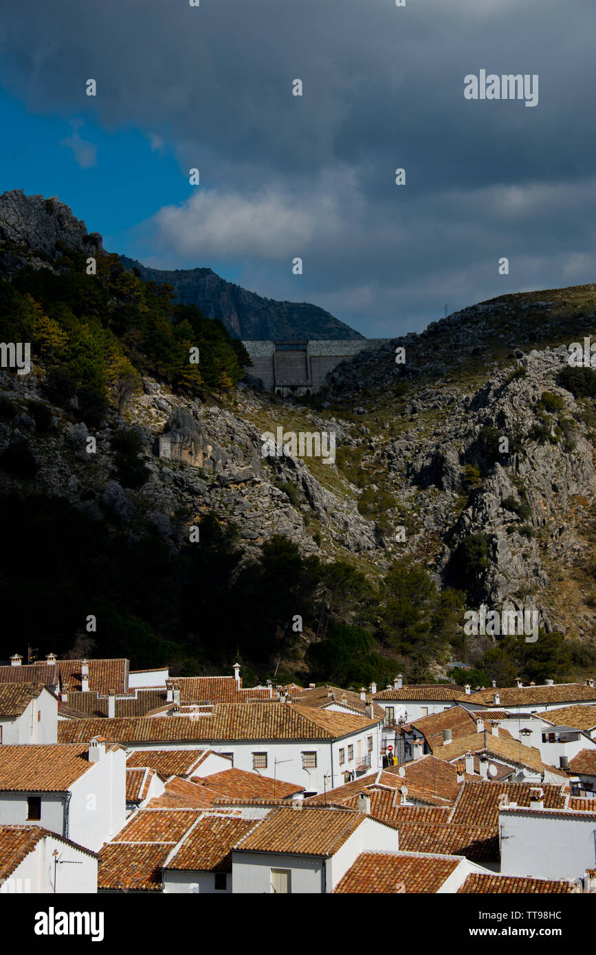 Les modèles de toit et reservoir de village blanc d'Andalousie, Espagne Grazalema Banque D'Images