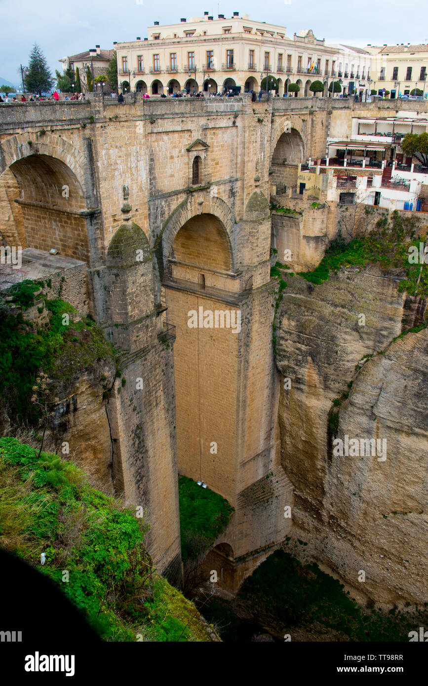 Ancien pont, reliant la partie ancienne et nouvelle de la ville andalouse de Ronda el tajo gorge du rio Guadalevin Rio Banque D'Images Ancien pont, reliant la partie ancienne et nouvelle de la ville andalouse de Ronda el tajo gorge du rio Guadalevin Rio Banque D'Images