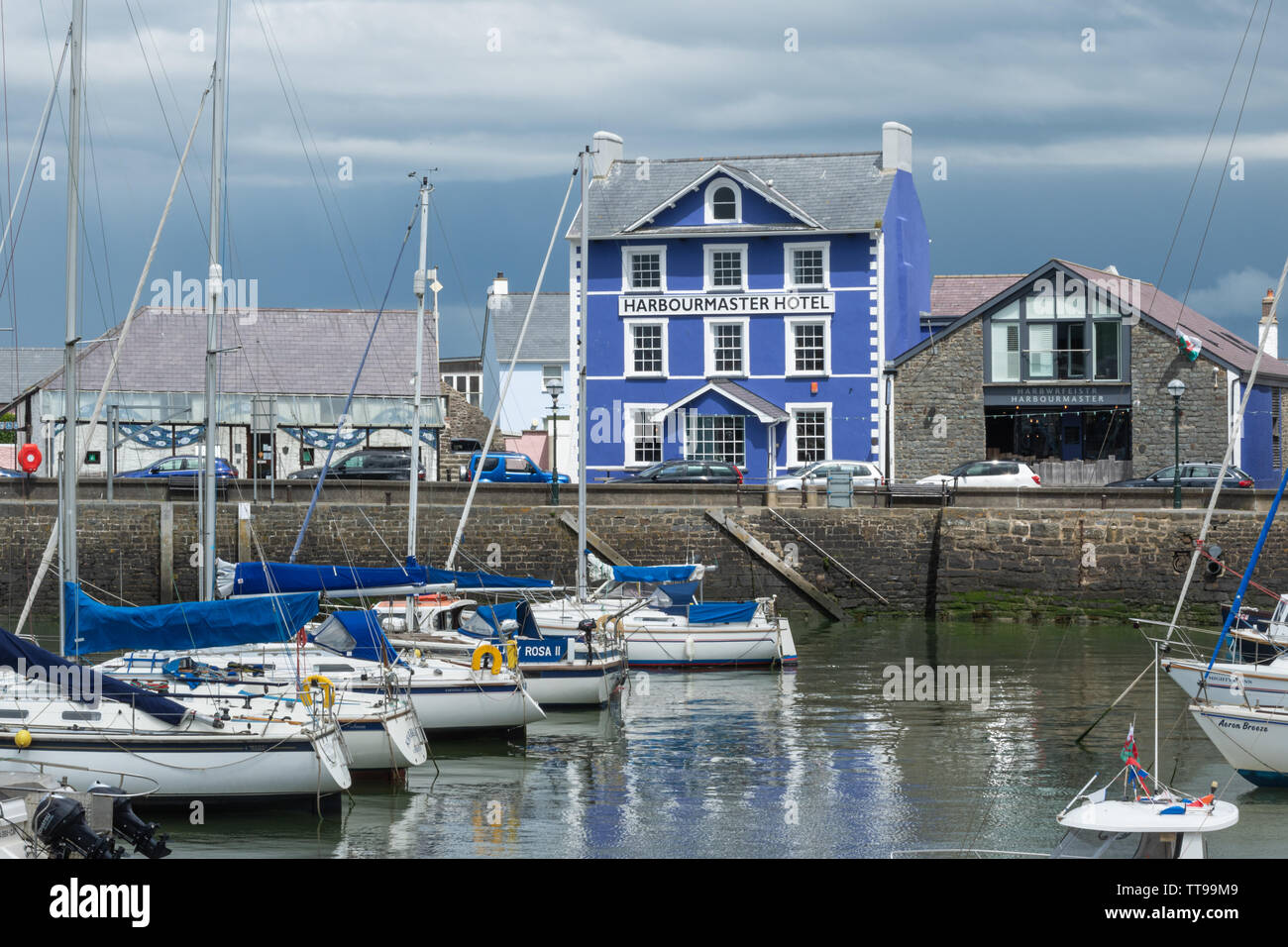 Le port pittoresque et charmante ville de Aberaeron sur la côte de la Baie de Cardigan dans Ceredigion, pays de Galles, Royaume-Uni Banque D'Images
