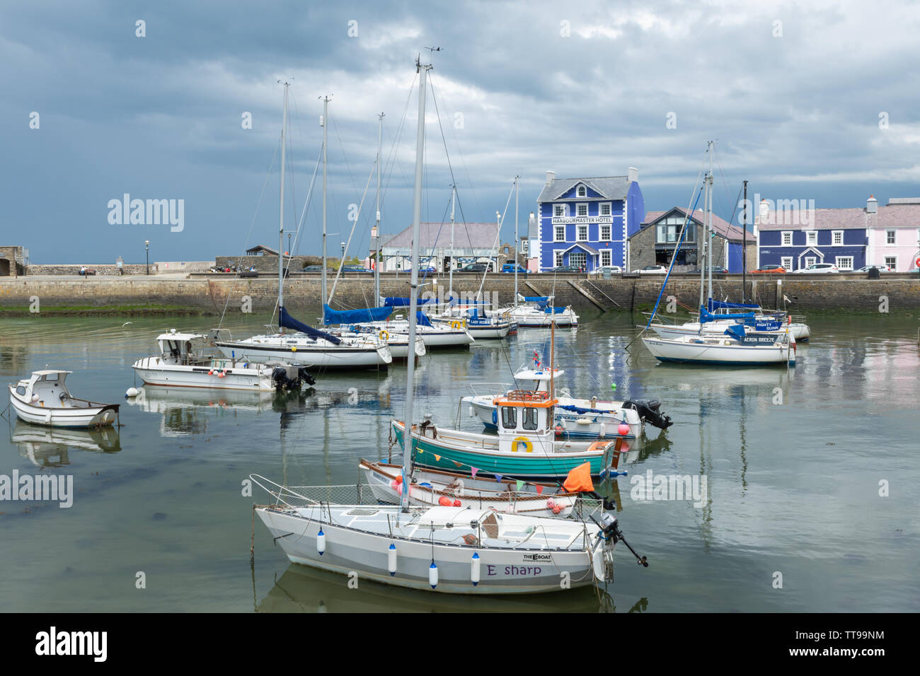 Le port pittoresque et charmante ville de Aberaeron sur la côte de la Baie de Cardigan dans Ceredigion, pays de Galles, Royaume-Uni Banque D'Images