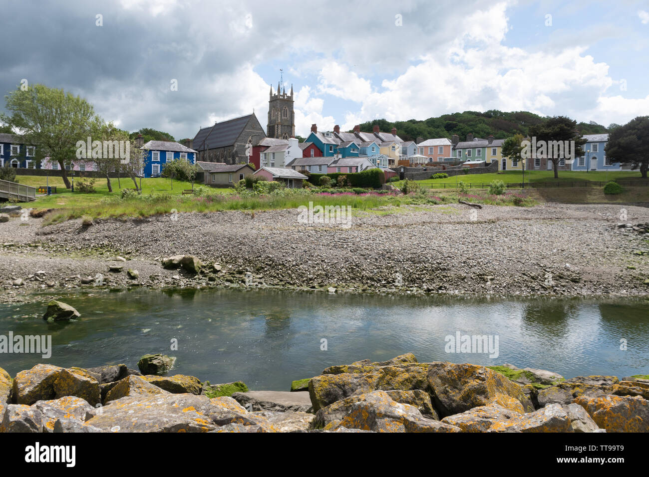 Le port pittoresque d''Aberaeron ville du Ceredigion, pays de Galles, avec des maisons peintes de couleurs vives Banque D'Images