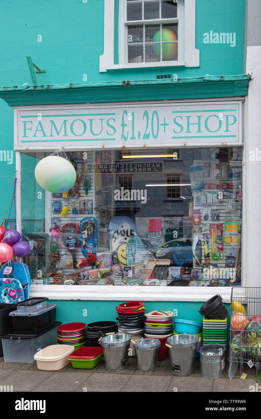 L'extérieur de la célèbre €1,20  + (plus) boutique dans le centre-ville d''Aberaeron, Ceredigion, pays de Galles Banque D'Images
