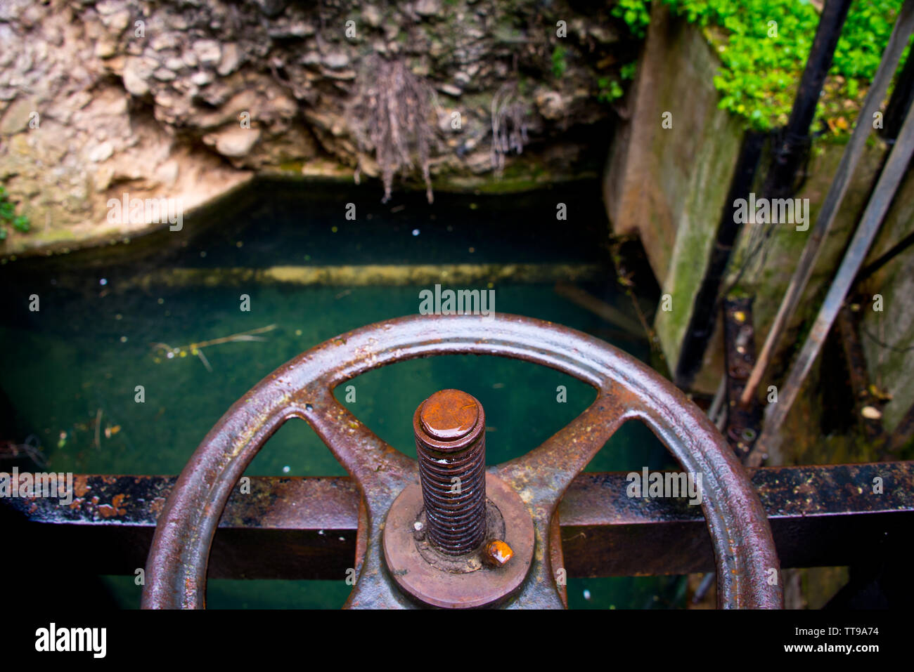 Vannes d'irrigation avec système d'arrêt en roue rouillée Ronda, Andalousie, espagne Banque D'Images