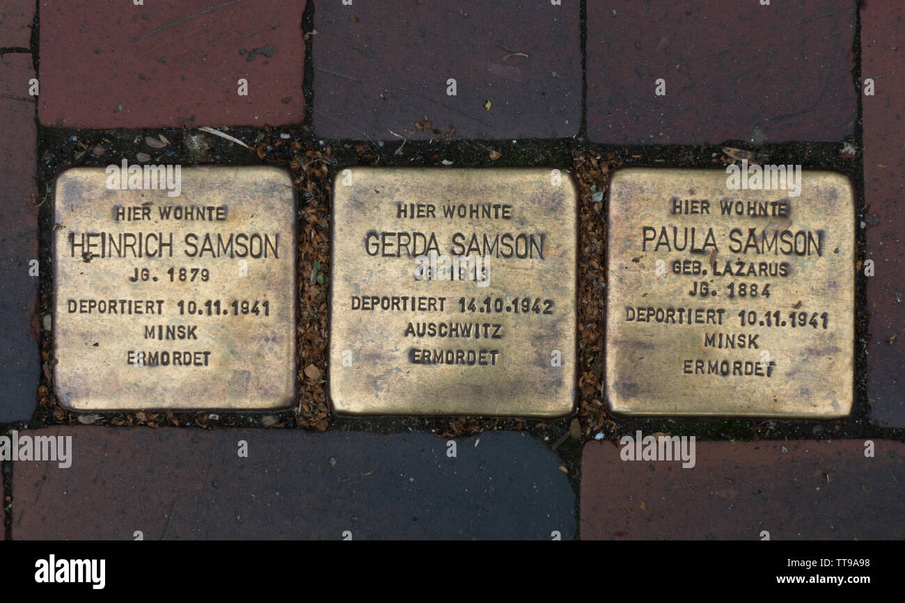 Plaques de laiton Stolperstéine ou pierres De Trébuchement incrustées dans le pavé pour se souvenir des juifs déportés pendant la seconde guerre mondiale. Norden. Frise Orientale, Basse-Saxe, Allemagne Banque D'Images