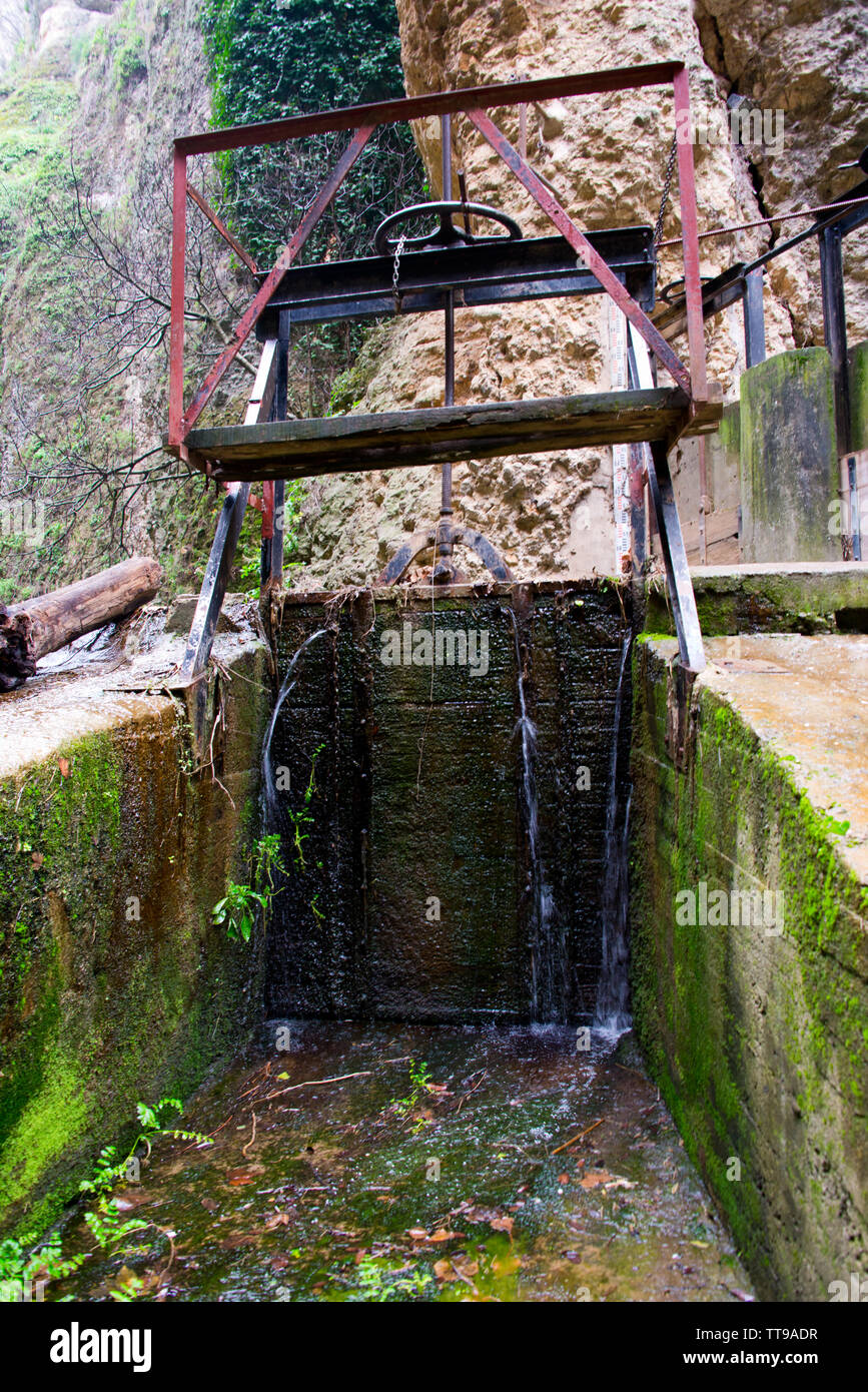 Vannes d'irrigation avec système d'arrêt en roue rouillée Ronda, Andalousie, espagne Banque D'Images