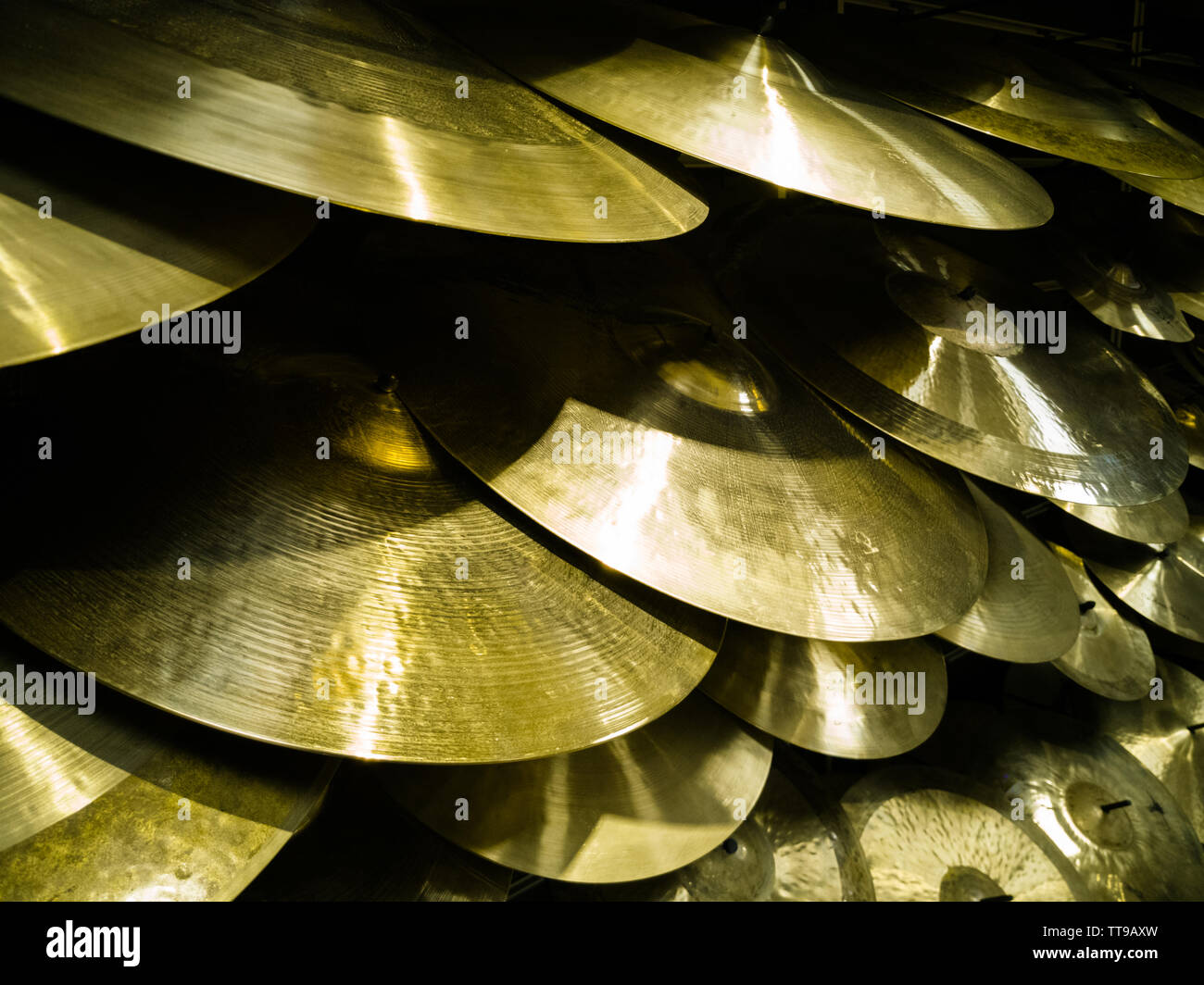 Cymbales pour tambours au music store prêt à effectuer en solo de batterie Banque D'Images