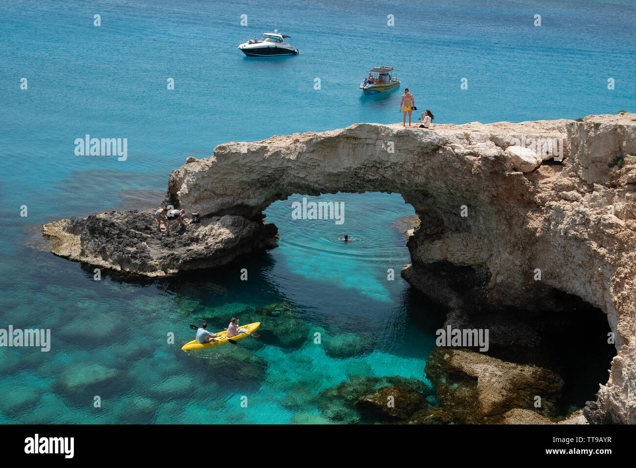 Agia Napa, Chypre, , le 29 avril 2019 : Les gens se tenant au-dessus de la mer grottes sur le célèbre pont des amoureux, près de Ayia Nape, Cape Greco salon à Chypre Banque D'Images