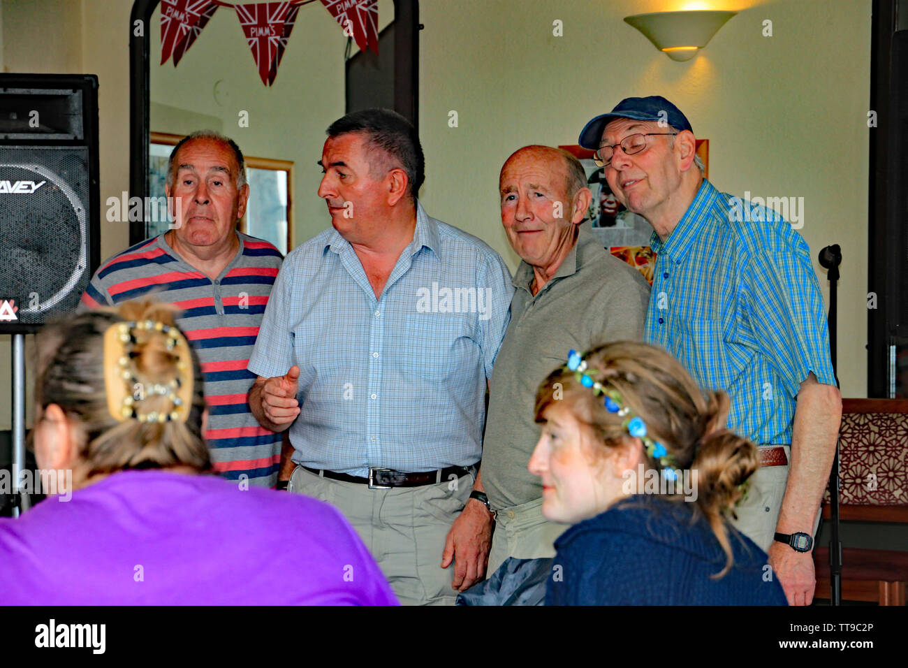 La ville de Sidmouth, Devon, Angleterre - 5 août 2012 : quatre chanteurs plus mature effectuer acapella lors d'une séance à micro ouvert dans un pub avant de la mer pendant la semaine folklorique Banque D'Images