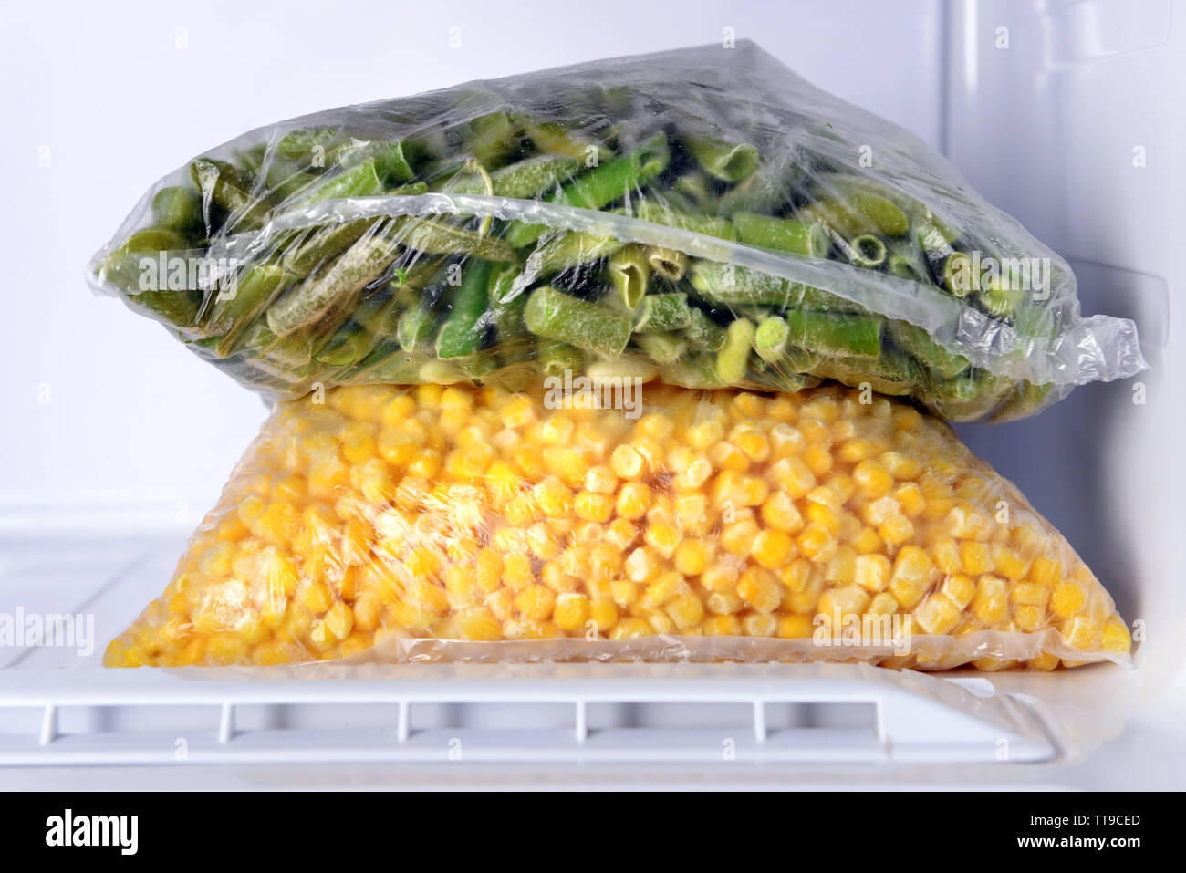 Les légumes congelés dans des sacs au congélateur close up Photo Stock -  Alamy