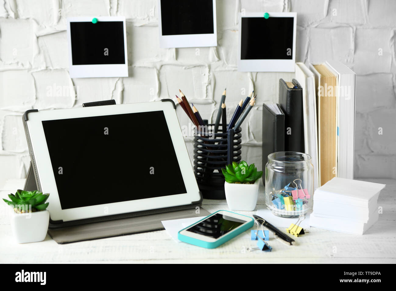 Travail élégant avec tablette numérique à la maison ou en studio Banque D'Images