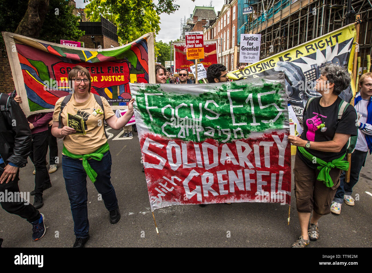 Londres, Royaume-Uni, 15 juin, 2019. Focus E15 Campagne "Solidarité avec bannière.' Grenfell Des centaines de manifestants ont organisé une manifestation dans le centre de Londres pour demander justice à l'occasion du deuxième anniversaire de l'incendie de la tour de Grenfell. David Rowe/ Alamy Live News Banque D'Images