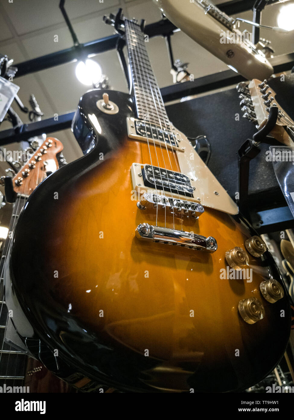 Les paul gibson sur l'étagère à music store prêt à rock and roll Banque D'Images