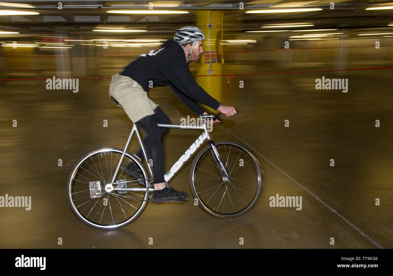 États-unis : le 25 mars 2015 : Crystal City mercredi soir tourne bicycle race à 2345 Crystal Drive Parking couvert, Arlington en Virginie. La course est h Banque D'Images