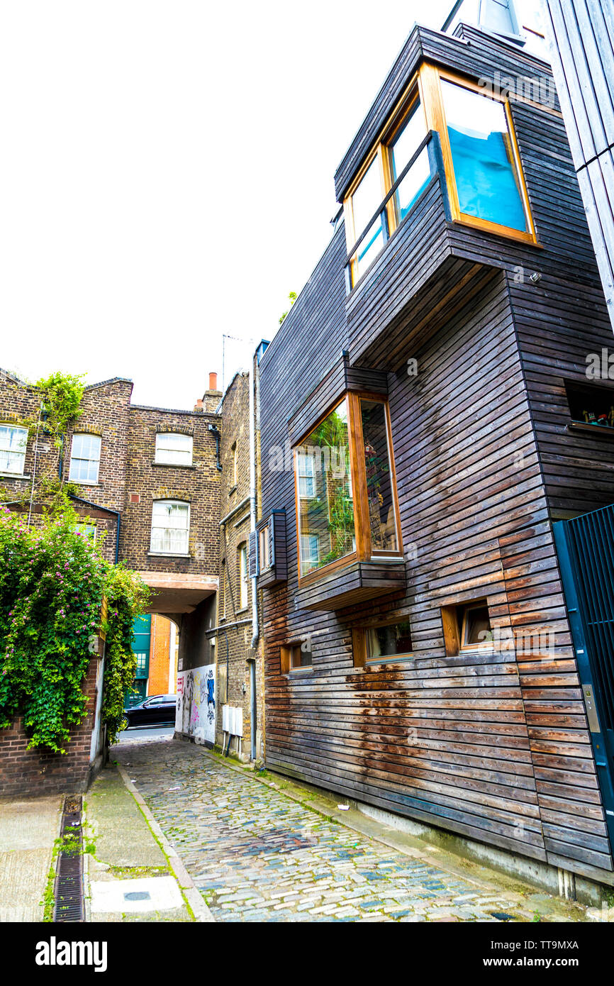 Maison contemporaine en bois dans une petite rue pavée, Carmarthen Place, London Bridge, London, UK Banque D'Images