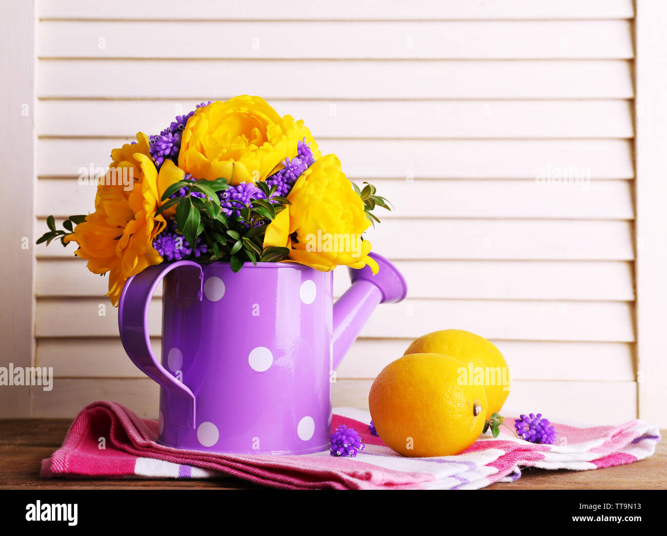 La composition avec des fleurs de printemps dans l'eau sur fond de bois Banque D'Images