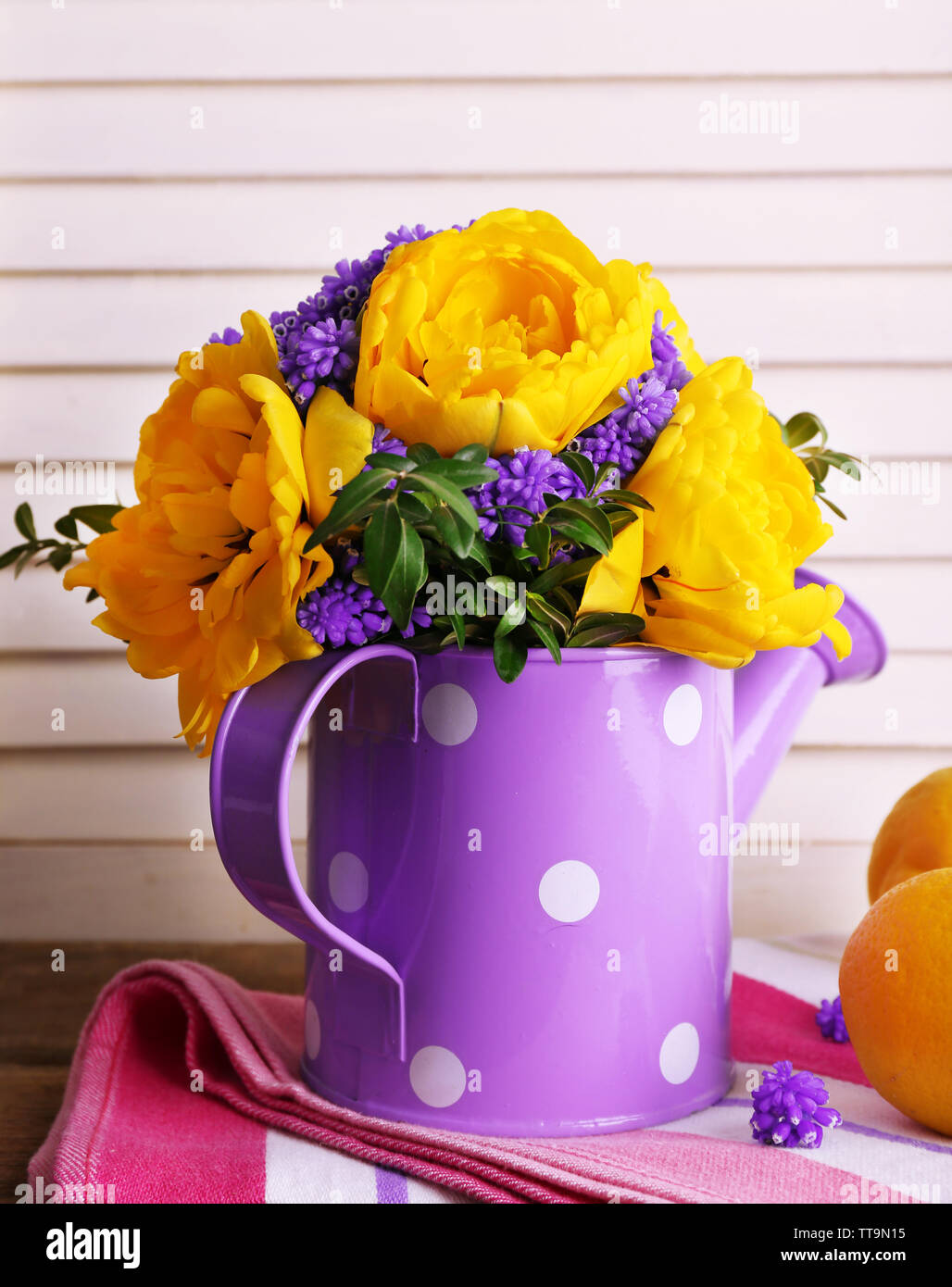 La composition avec des fleurs de printemps dans l'eau sur fond de bois Banque D'Images