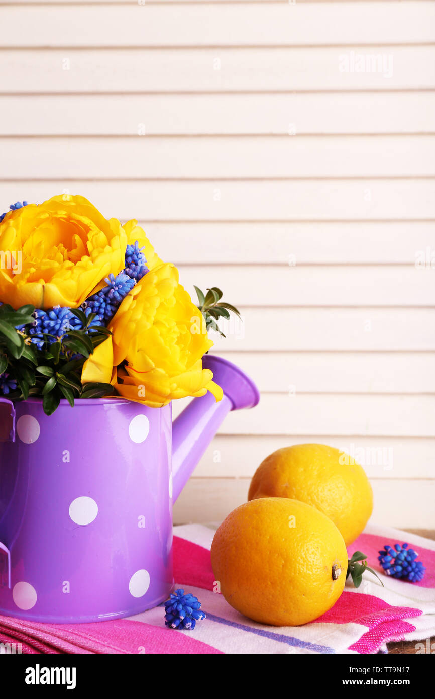 La composition avec des fleurs de printemps dans l'eau sur fond de bois Banque D'Images