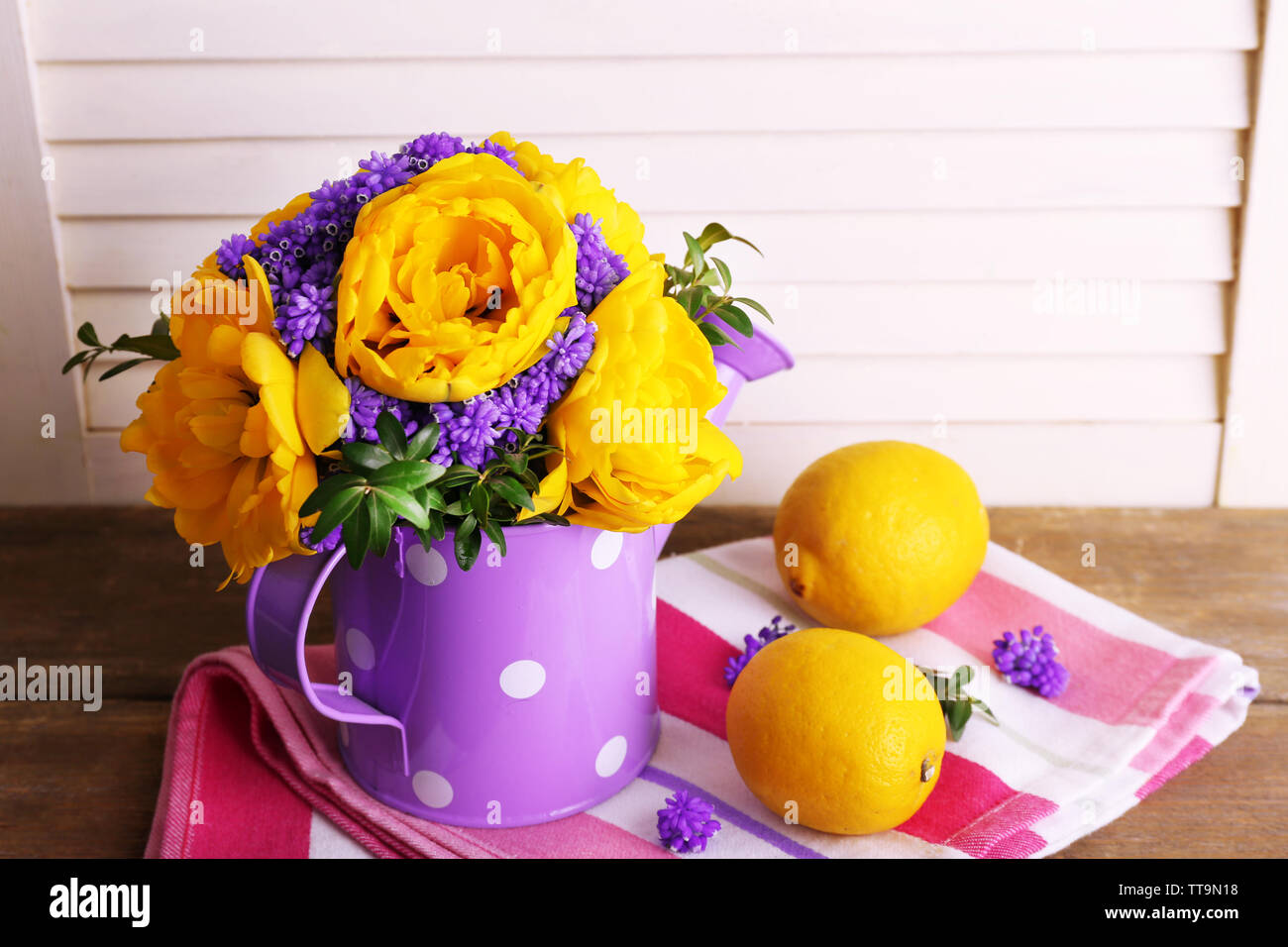 La composition avec des fleurs de printemps dans l'eau sur fond de bois Banque D'Images