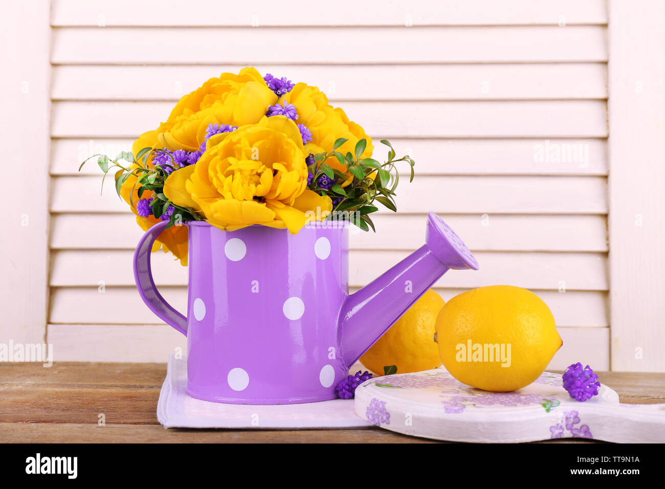 La composition avec des fleurs de printemps dans l'eau sur fond de bois Banque D'Images