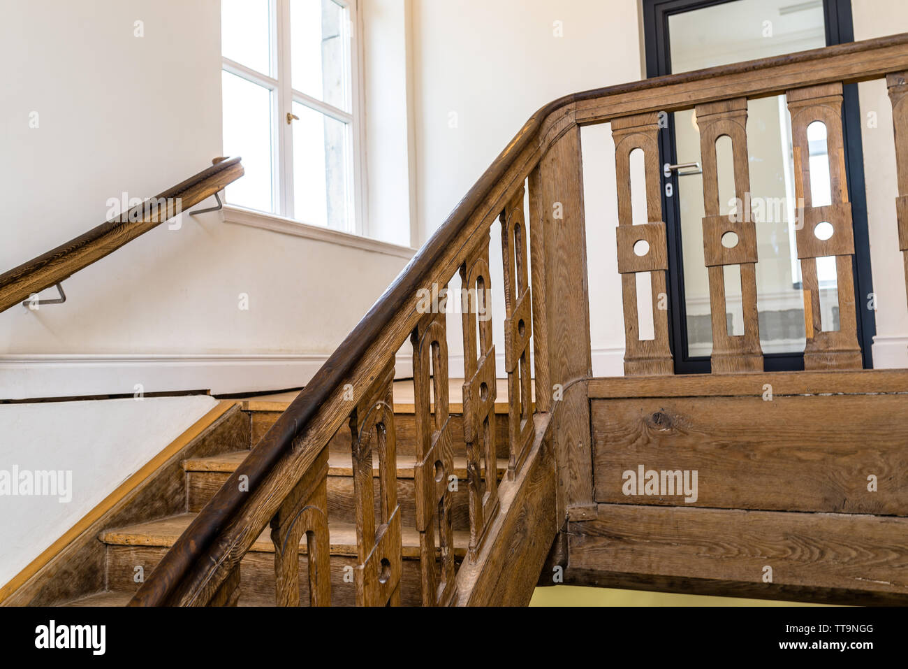 Escalier en bois, dans un vieux bâtiment en couleur brun foncé. Banque D'Images