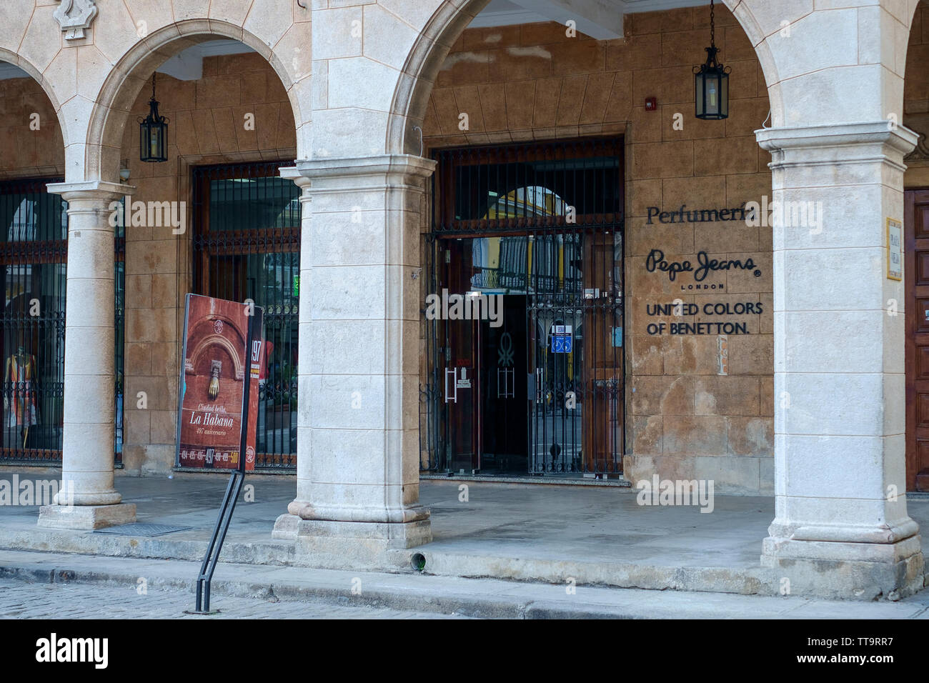 L'extérieur de la boutique Benetton, la Plaza Vieja, La Havane, Cuba Banque D'Images