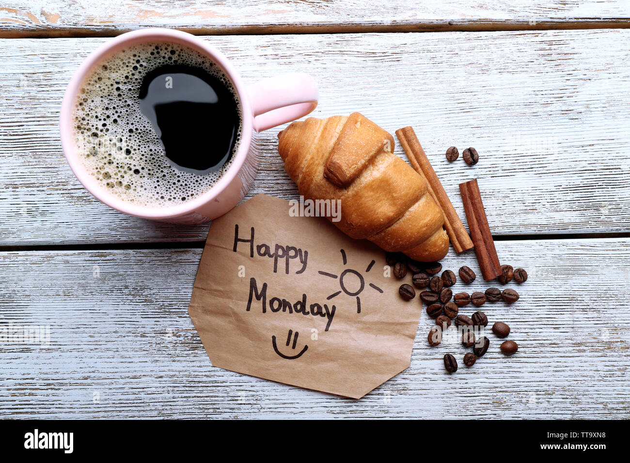 Tasse de café avec des croissants frais et heureux lundi massage sur table en bois, vue du dessus Banque D'Images