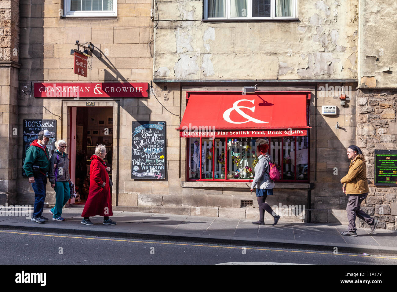 Les Pietons A L Exterieur Cranachan Crowdie Pourvoyeurs De Nourriture Boisson Ecossaise Et Cadeaux Dans Le Royal Mile High Street Edinburgh Ecosse Royaume Uni Photo Stock Alamy