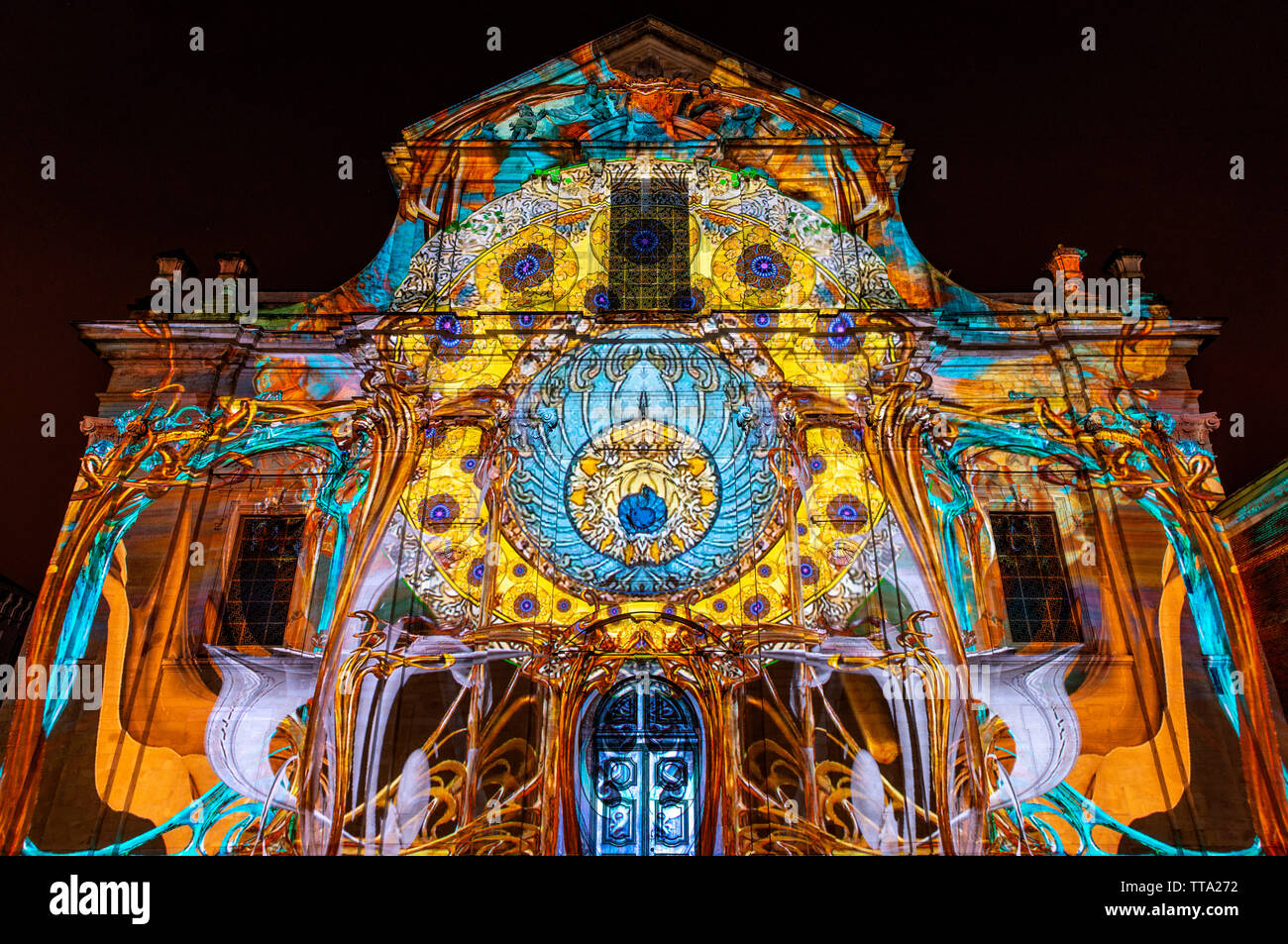 La façade de style baroque de l'abbaye Saint Pierre de allumé avec lumières colorées pendant la fête des lumières de Gand (Gent en Flamand), Belgique. Banque D'Images