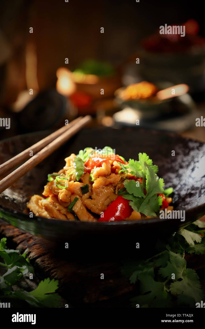 Sauté de poulet aux piments dans un style contemporain. Banque D'Images