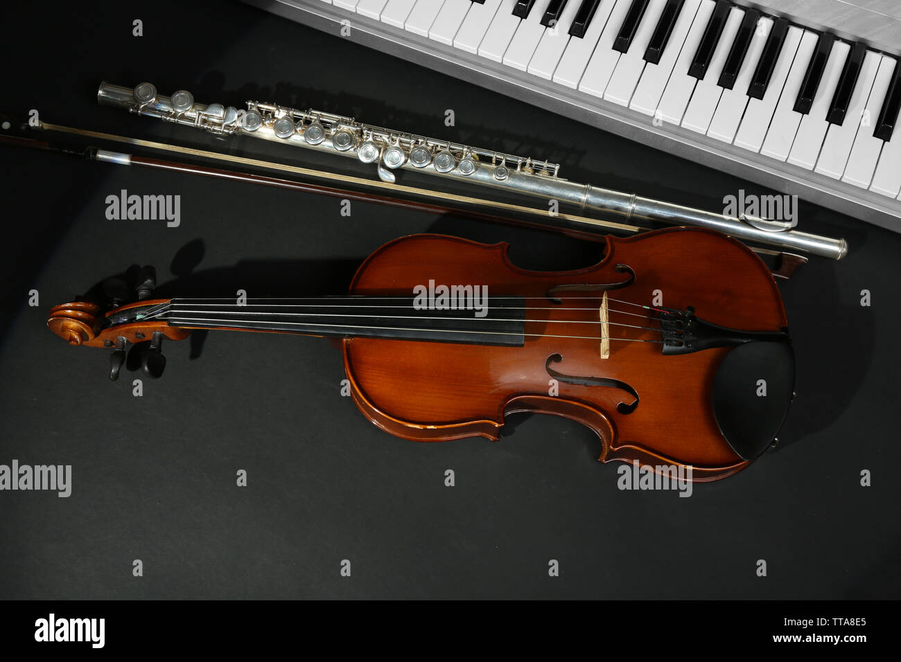 Les instruments de musique sur fond sombre Banque D'Images