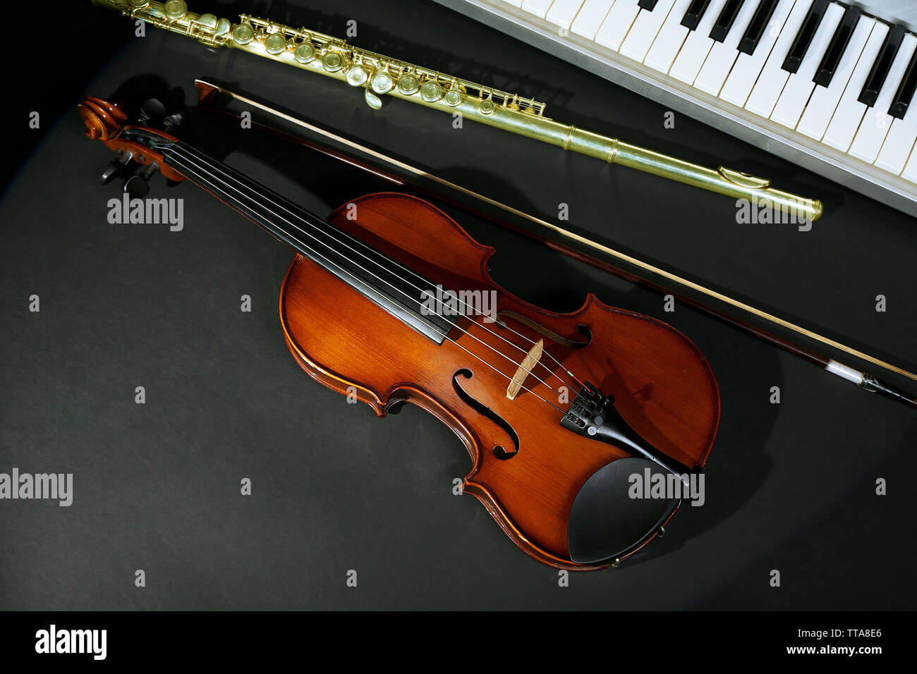 Les instruments de musique sur fond sombre Banque D'Images