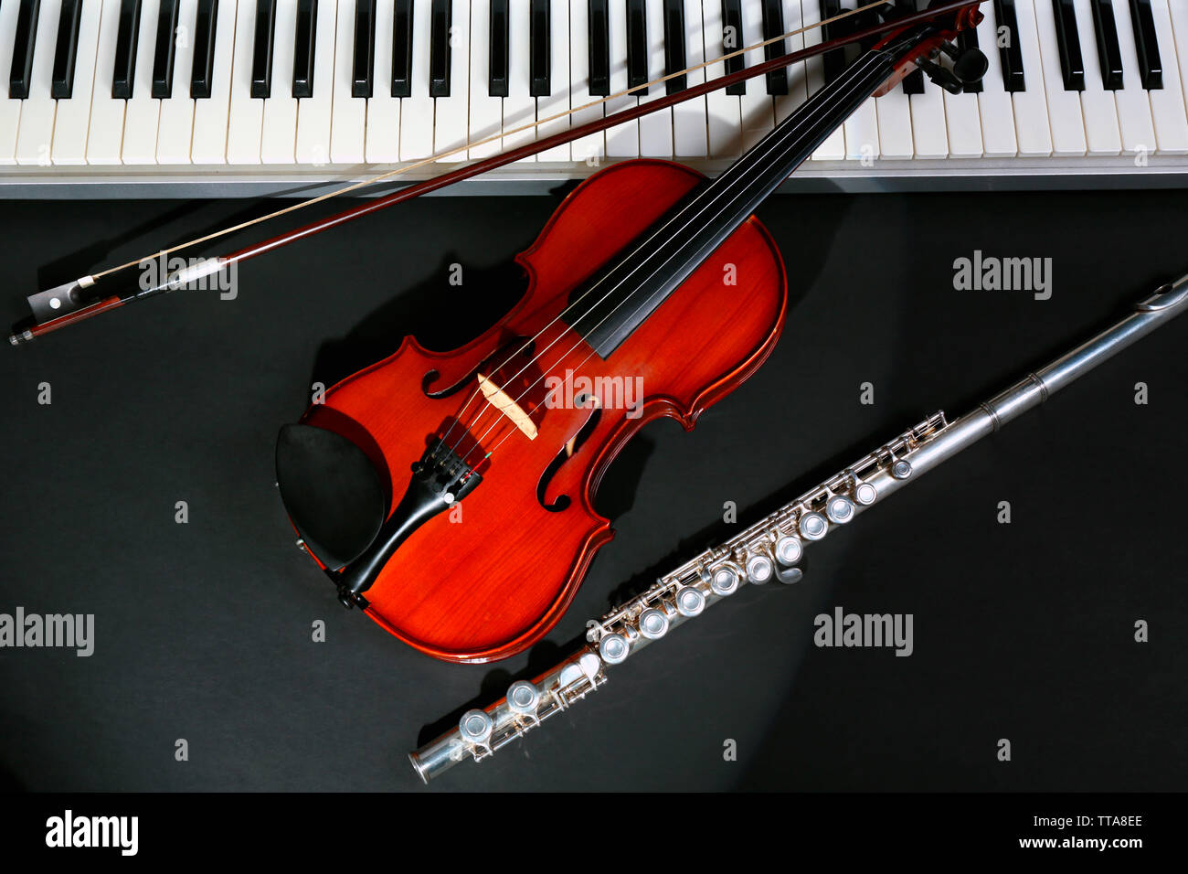 Les instruments de musique sur fond sombre Banque D'Images