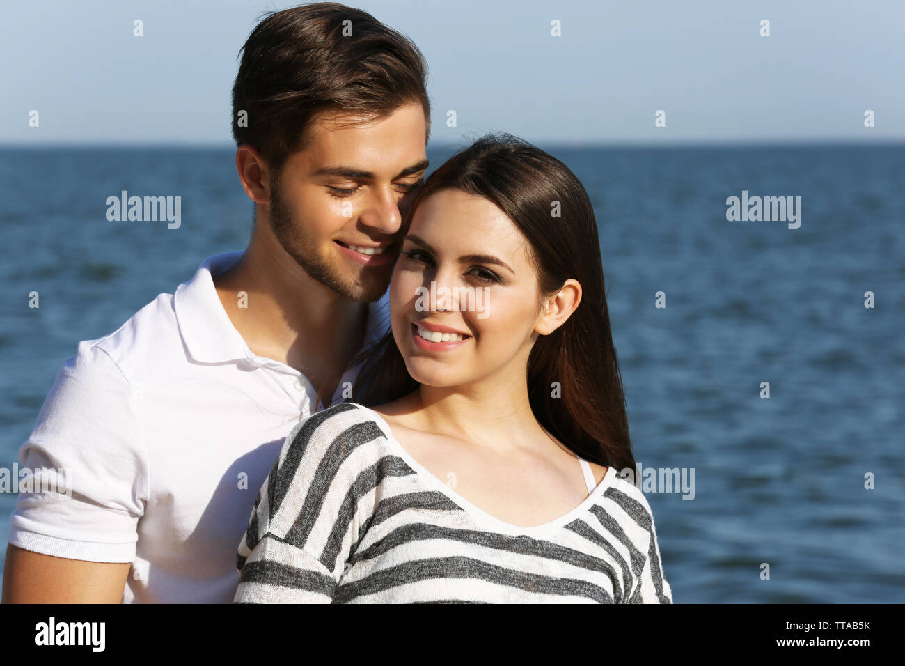 Beau jeune couple on beach Banque D'Images