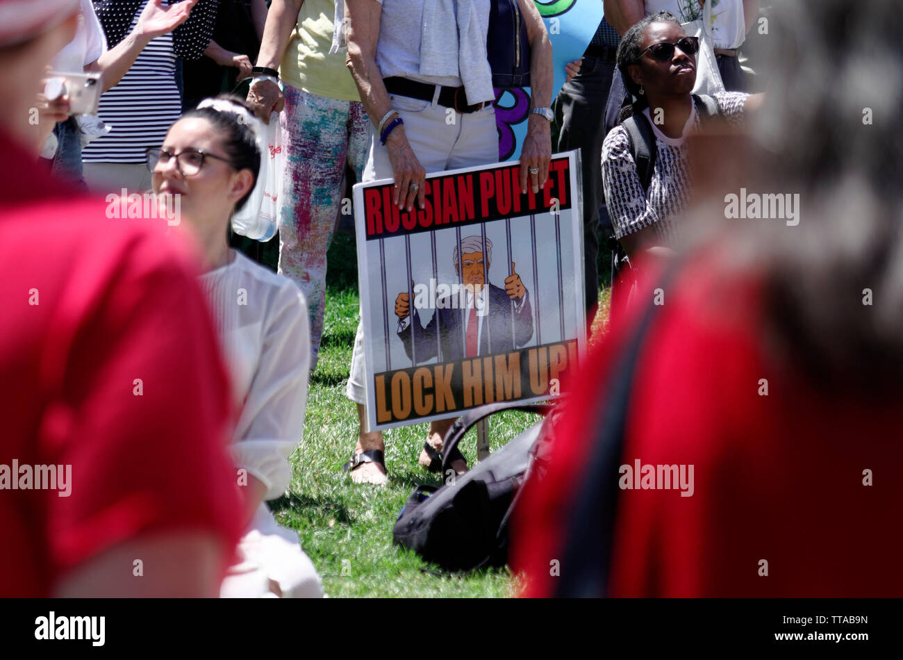 Les protestataires à # ImpeachTrump agir pour défendre la démocratie à l'Independence Mall, Philadelphia, Pennsylvania, USA Banque D'Images