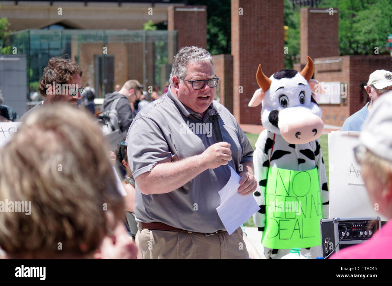 Les protestataires à # ImpeachTrump agir pour défendre la démocratie à l'Independence Mall, Philadelphia, Pennsylvania, USA Banque D'Images