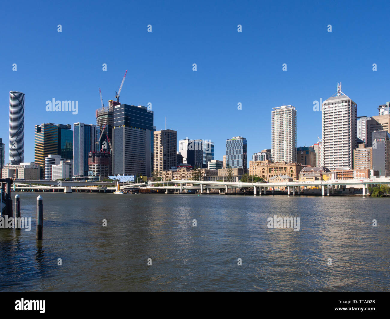 La ville de Brisbane à travers le fleuve de Brisbane Banque D'Images