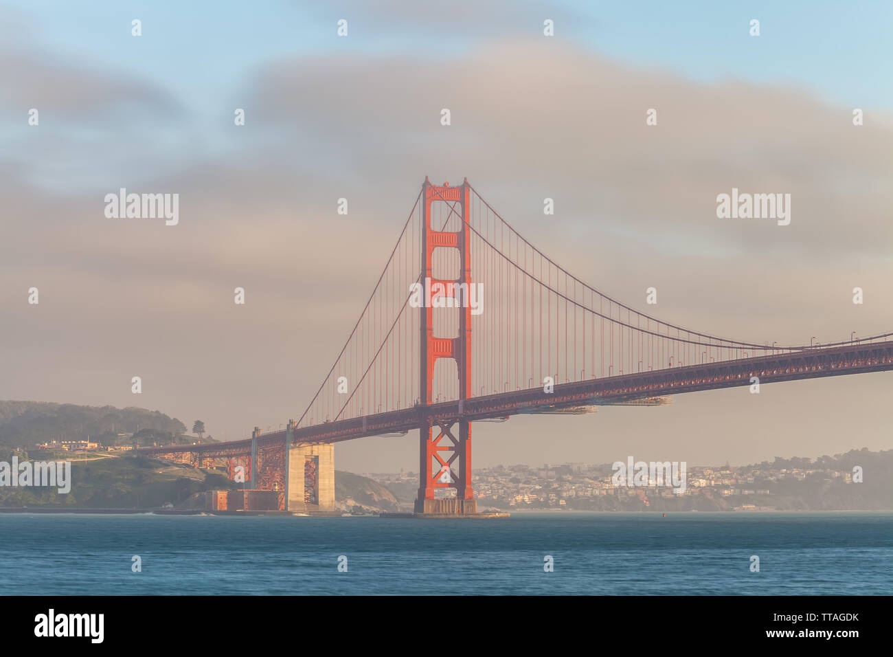 Le Golden Gate Bridge, San Francisco, California, United States, au coucher du soleil. Banque D'Images