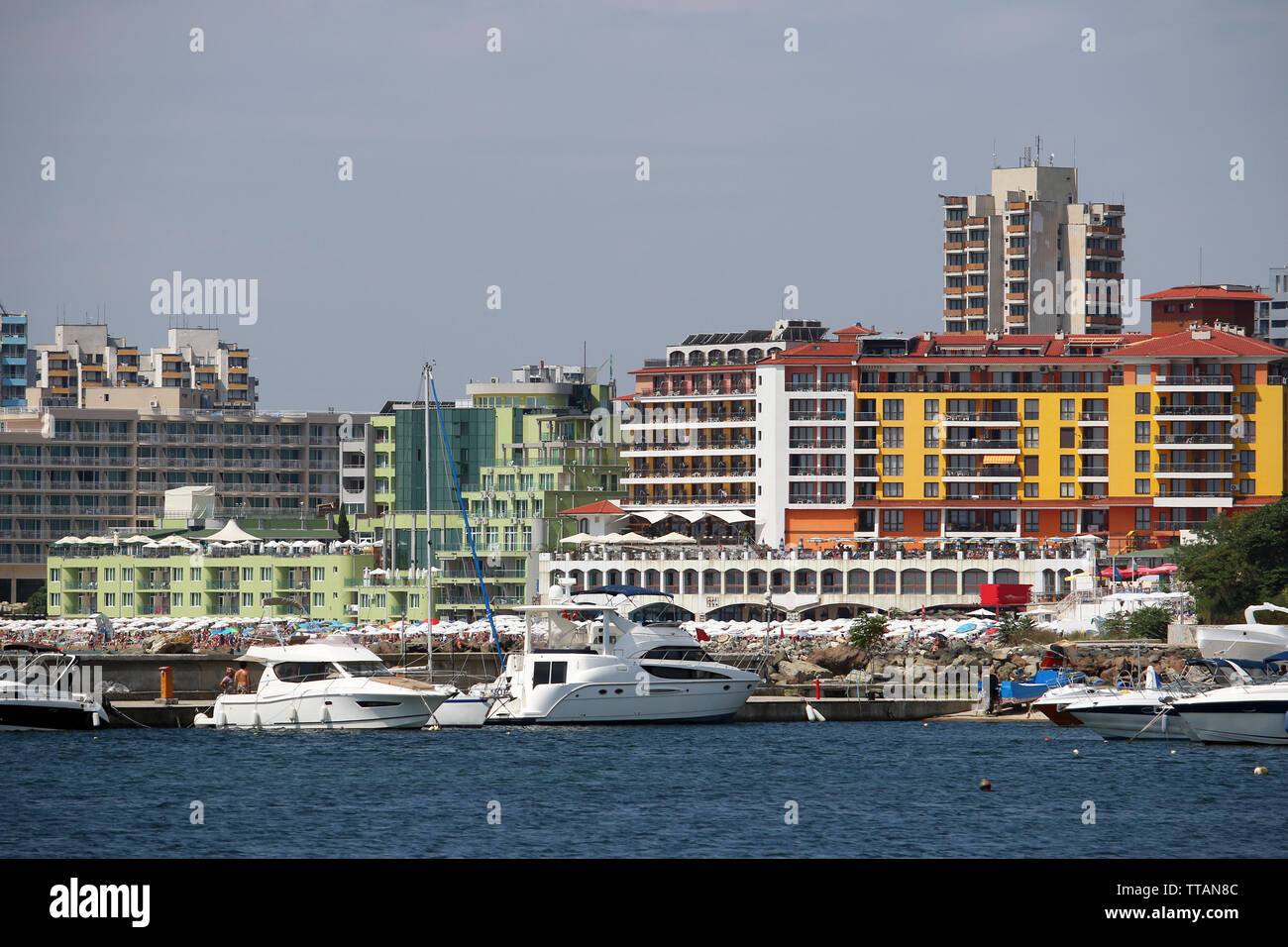 Port avec bateaux et bâtiments de l'hôtel Nessebar Bulgarie en été Banque D'Images