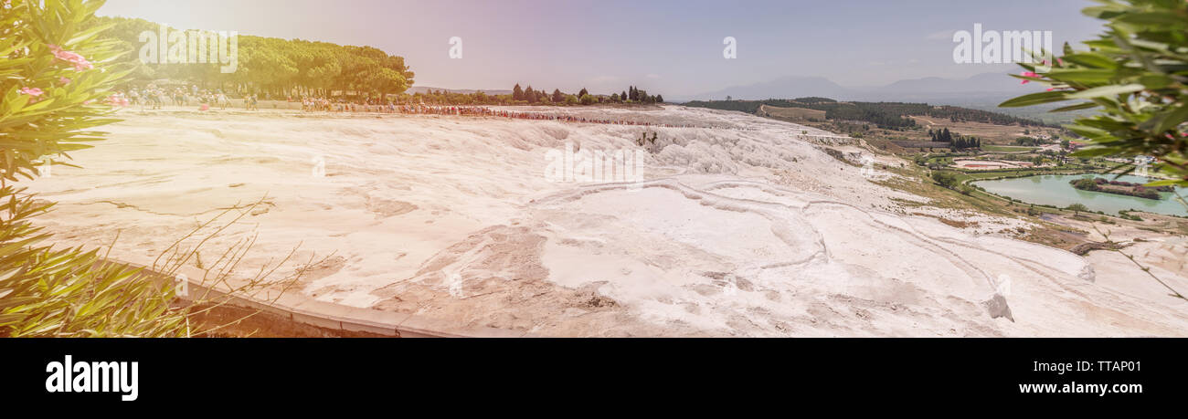 Compte tenu de la glace tout le monde : la ville, la montagne, la mer, les pistes, le ciel. Une vue qui gèle l'avis, parce que l'endroit est fabuleux, il est bon de Banque D'Images