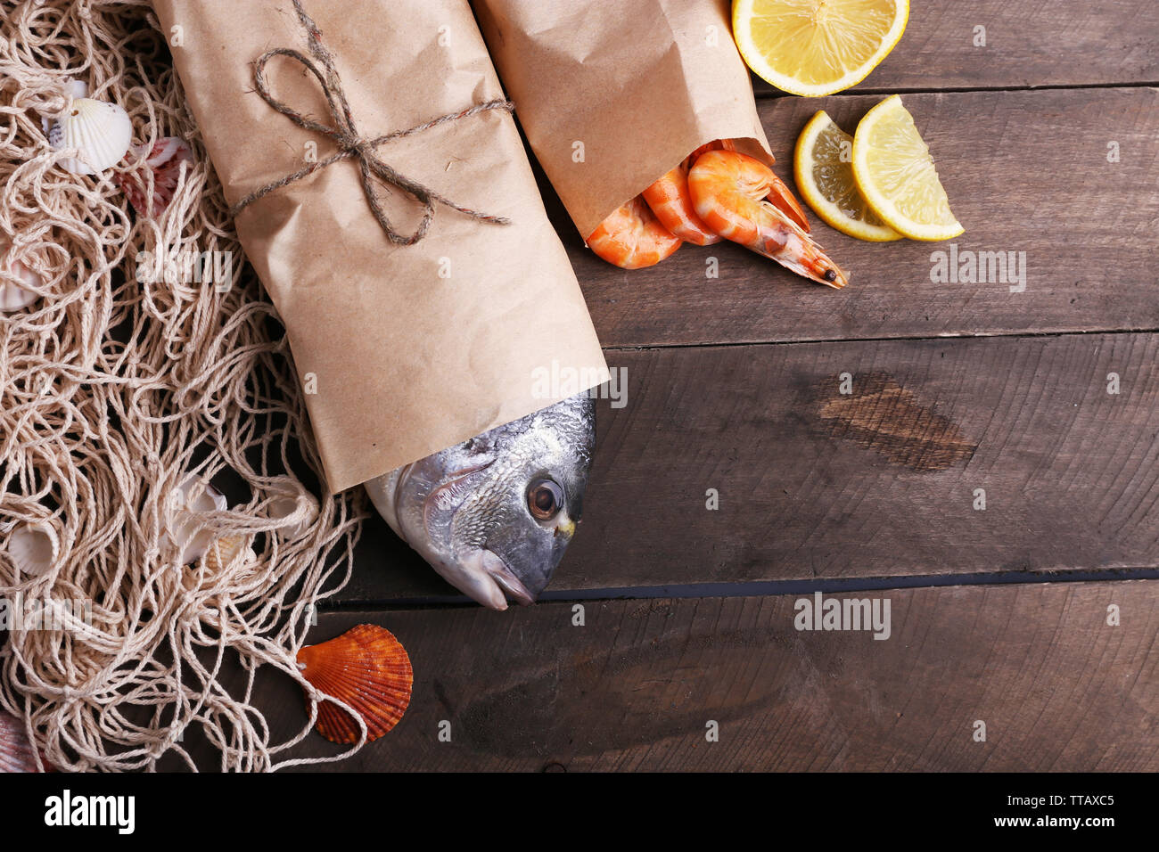 Dorado poisson et d'autres ingrédients sur la table en bois, gros plan Banque D'Images