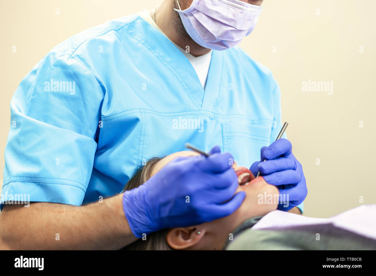 Clinique dentaire. La réception, l'examen du patient. Soins des dents. Jeune femme subit un examen dentaire par un dentiste Banque D'Images