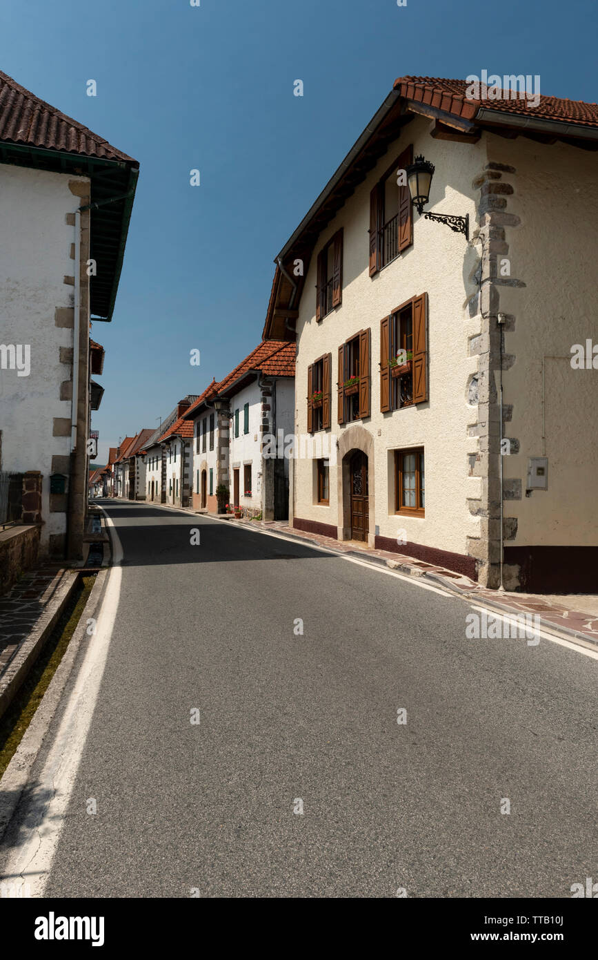 Façade typique des bâtiments ruraux en Burguete, village des Pyrénées de Navarre, Espagne Banque D'Images