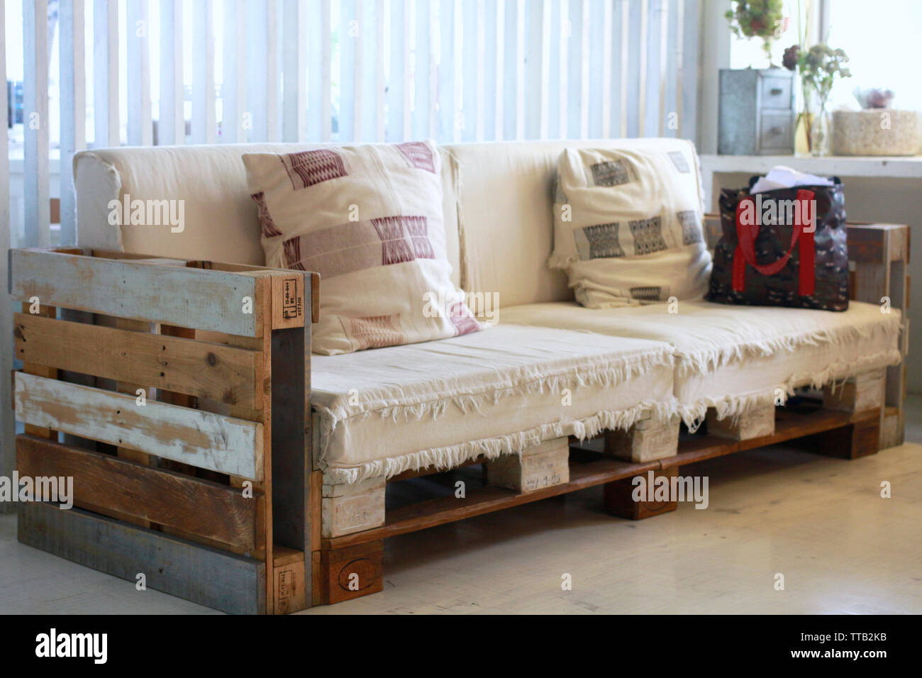 Une créativité bricolage meubles fabriqués à partir de palettes et peut  textiles naturelles utilisées dans la vraie vie Photo Stock - Alamy