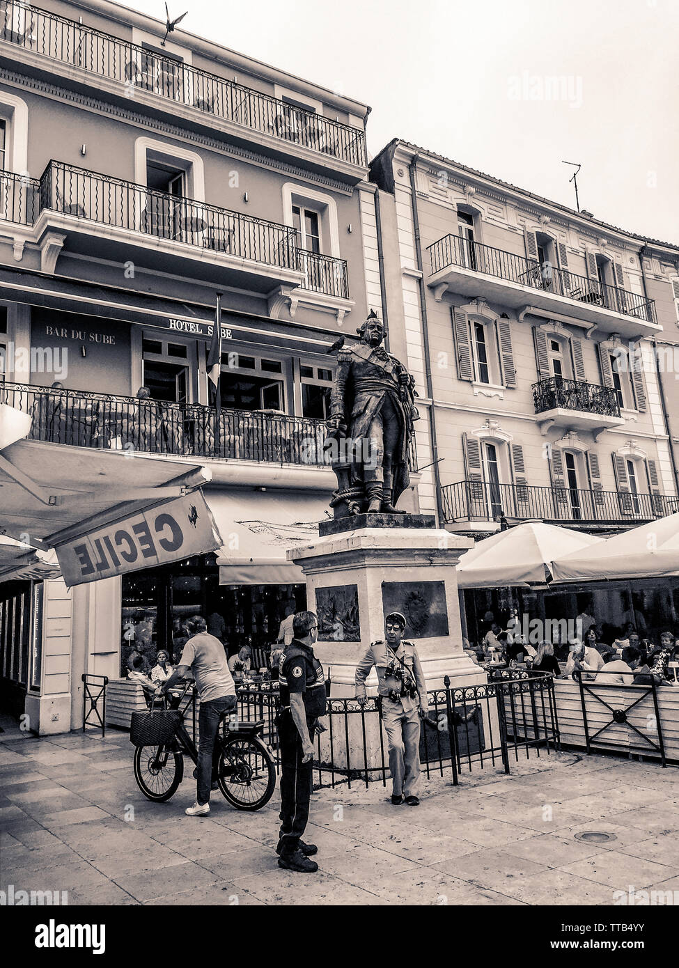 LIFESTYLE - STREET PHOTOS - agents de police il y a longtemps et maintenant - Port de Saint-Tropez - Hôtel Sube - Juin 2019 - Crédit Photo Ilona Barna Banque D'Images