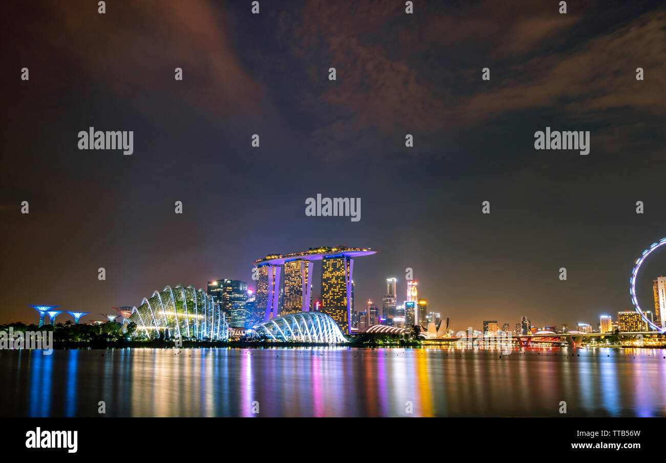 Singapour-Mai 19, 2019 : Paysage urbain et moderne de Singapour ville financière en Asie. Vue de la baie de la marina de Singapour. Paysage de nuit Banque D'Images