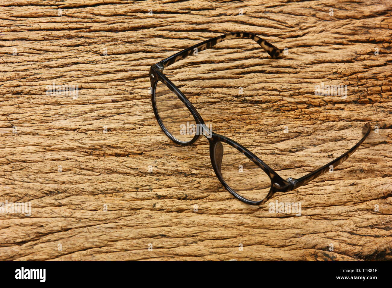Lunettes noires sur fond de bois vintage brown.personne à courte vue avec des lunettes est appropriée. Banque D'Images