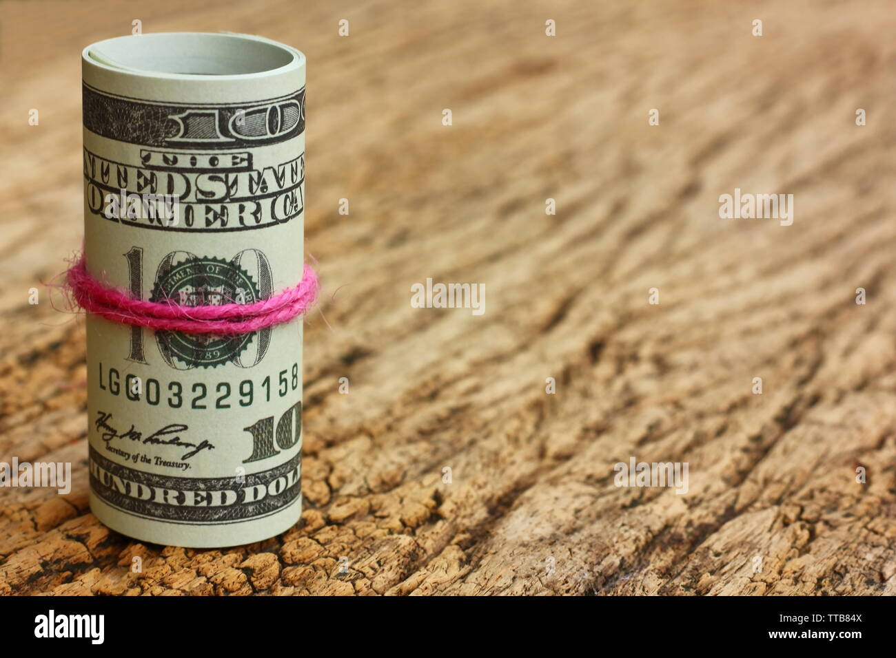 American Bank Note sur vintage brown wood background. L'argent américain distribué world wild. L'argent de paiement,enregistrement, remboursement légal. Banque D'Images
