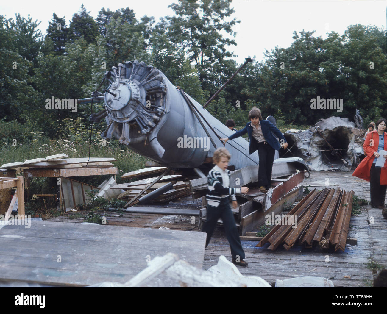 Années 1960, historiques, des enfants jouant sur une oldstudio accessoires, un aéronef, Studios Pinewood Iver Heath, England, UK. Banque D'Images