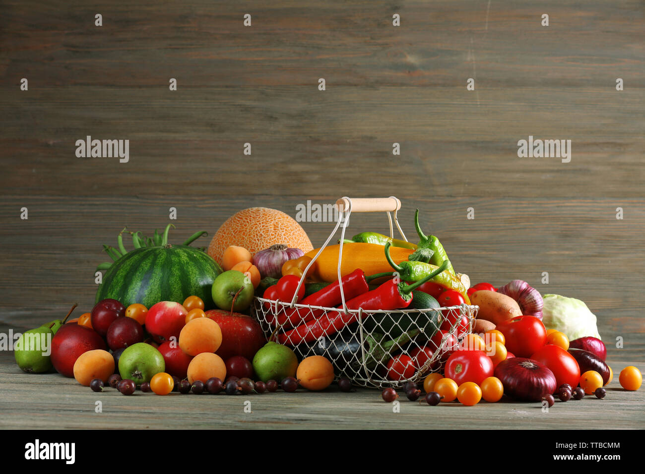 Tas de fruits et légumes frais sur fond de bois Banque D'Images