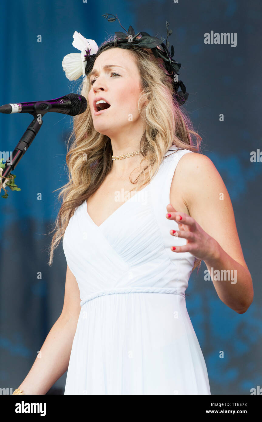 Katherine Blake joue avec la cité médiévale de Cropredy Baebes à Fairport Convention, Cropredy Oxfordshire, UK. 10 août 2013 Banque D'Images